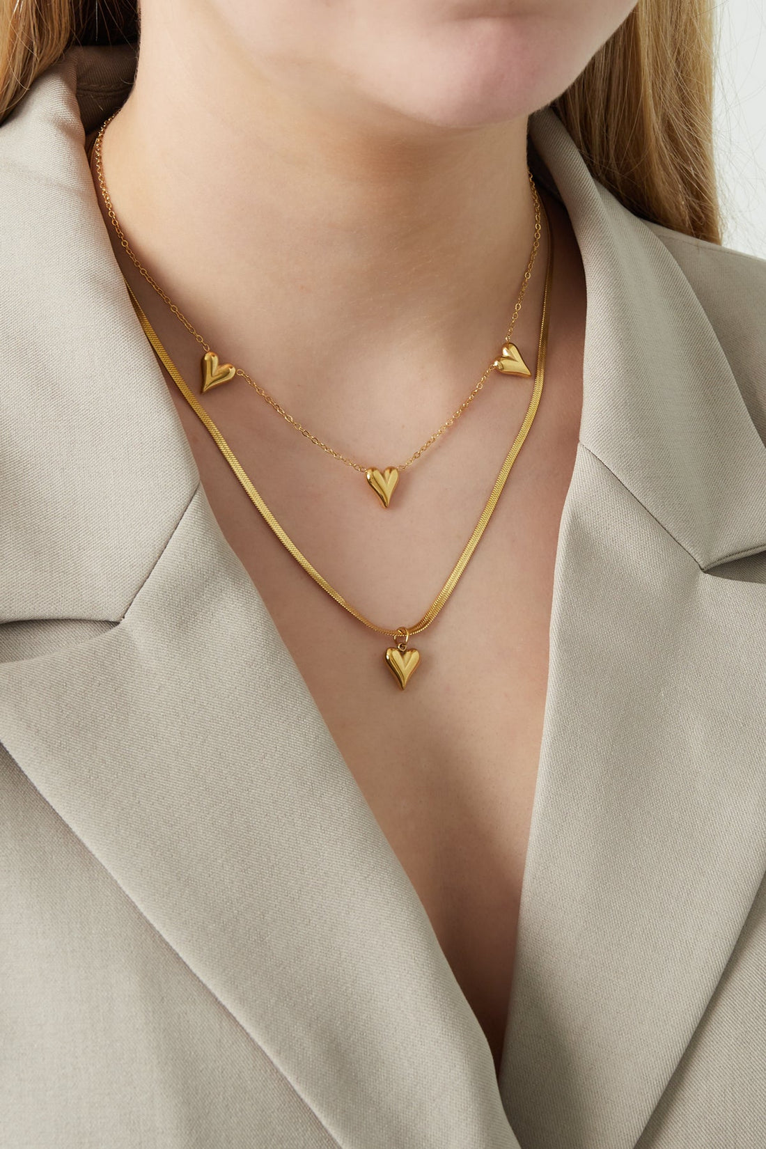Edelstahlschmuck von Corelune zum Thema Schmuck im Beruf: was im Büro und in Meetings funktioniert