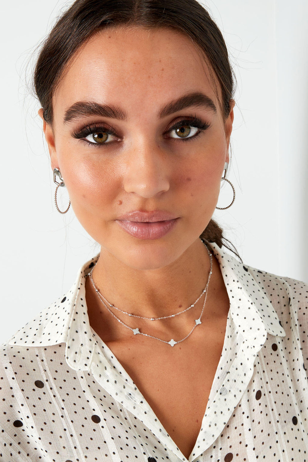 Elegant Multi-Layered Necklace in Silver and Gold