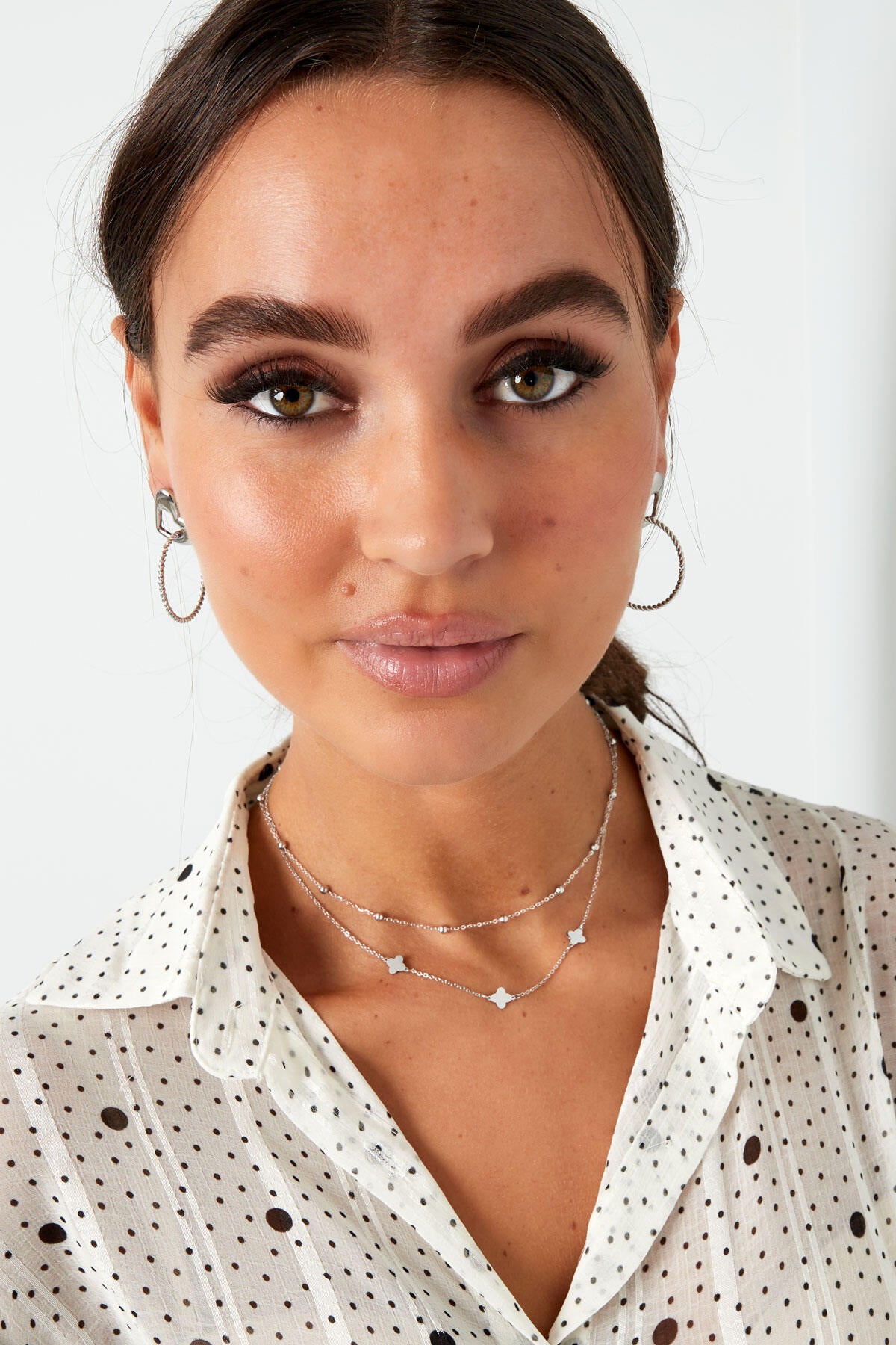 Elegant Multi-Layered Necklace in Silver and Gold