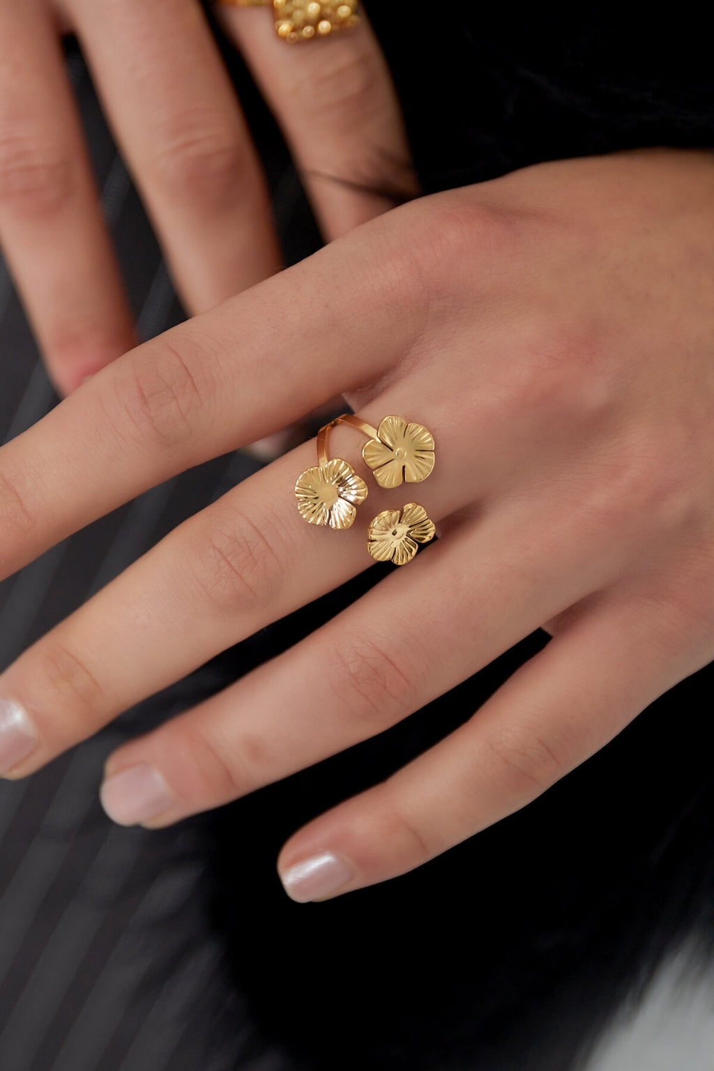 Elegant Statement Ring in Silver & Gold