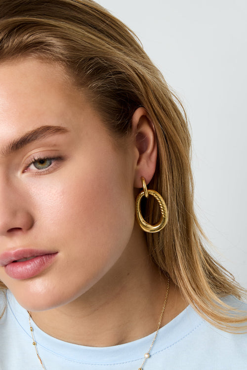 Statement earrings with detailed oval pendant