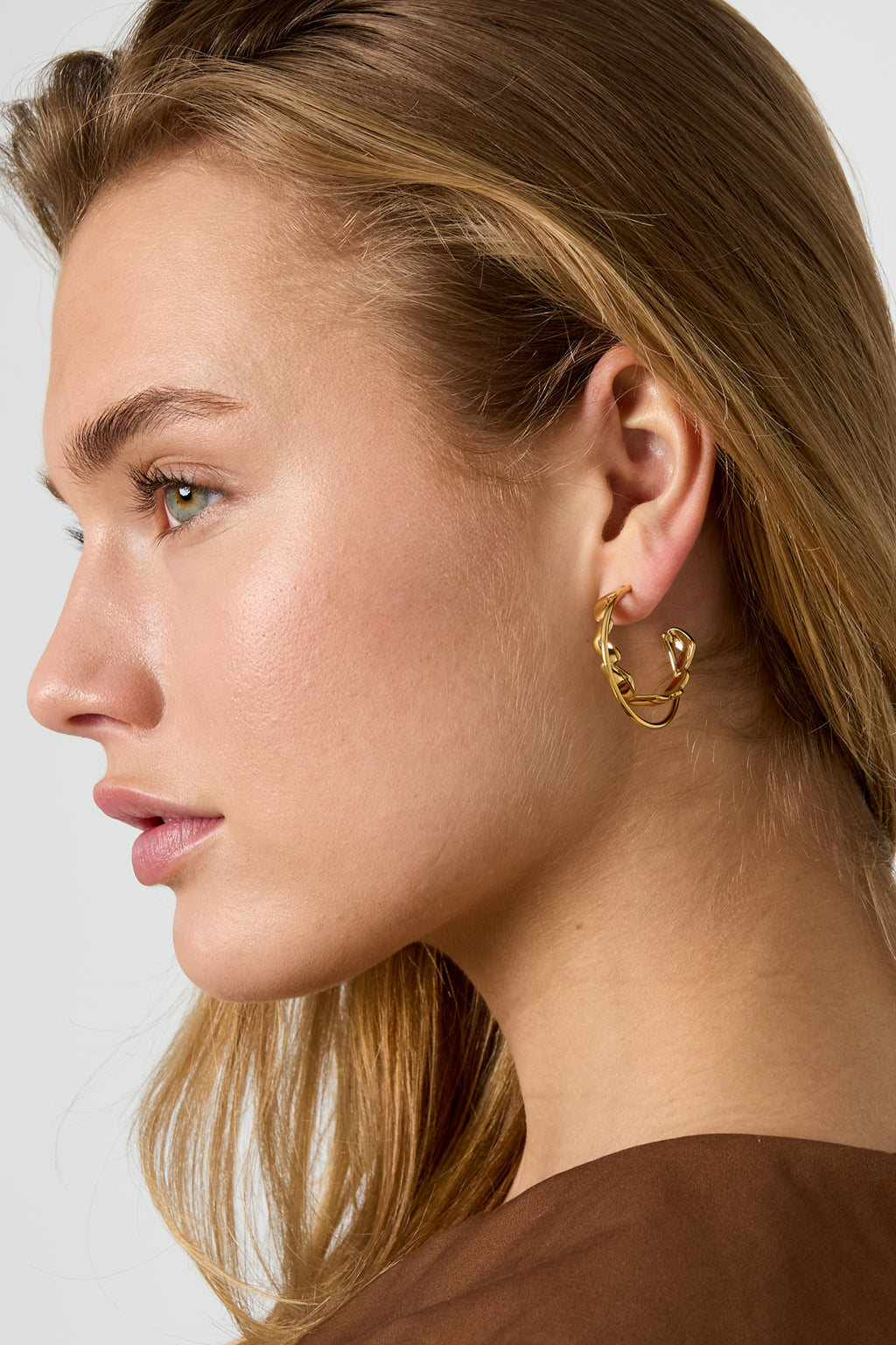 Double hoop earrings with twist