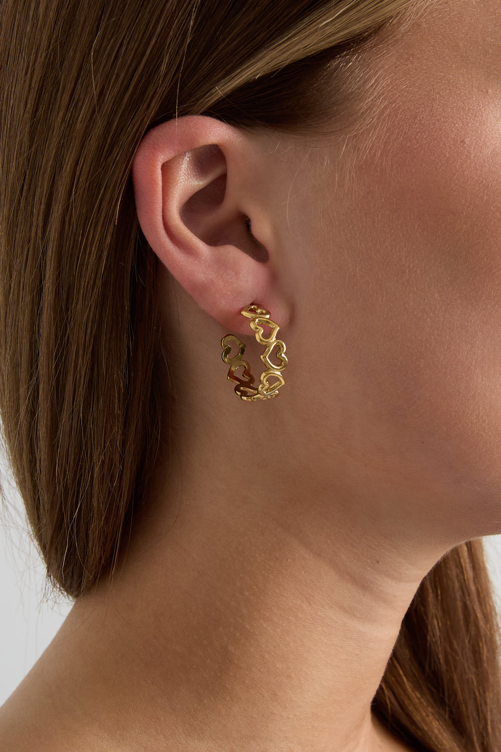 Hoop earrings with alternating hearts