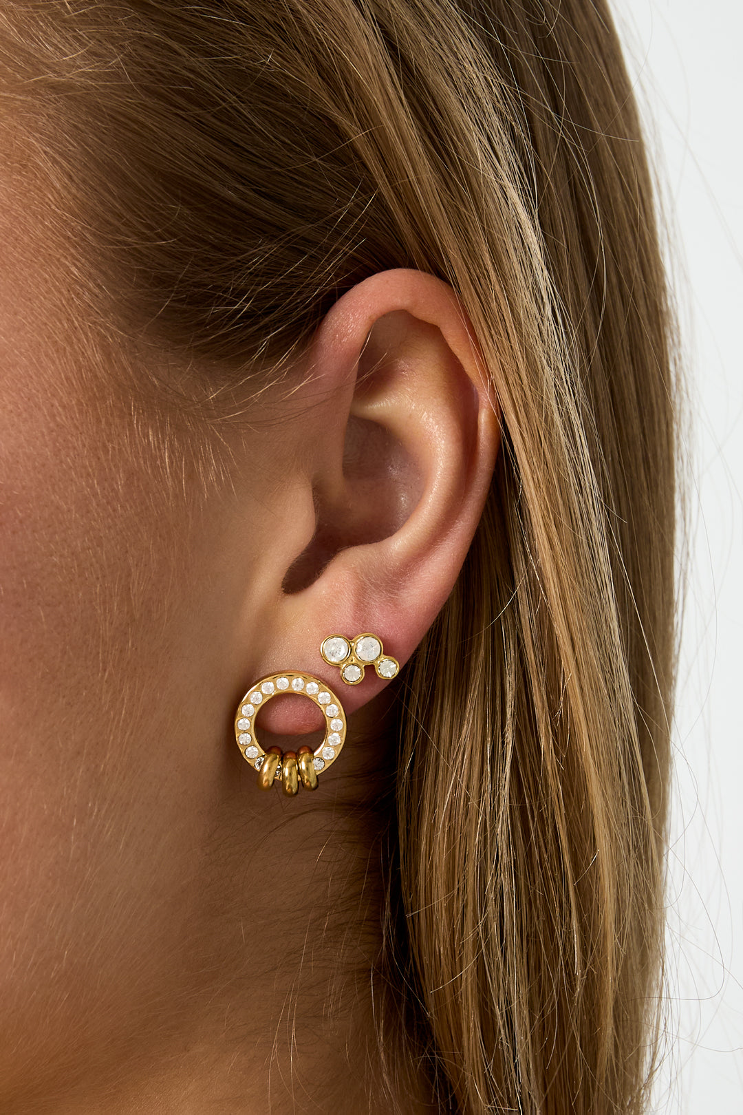Earrings with round stones
