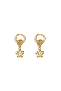 Earrings with a dangling daisy