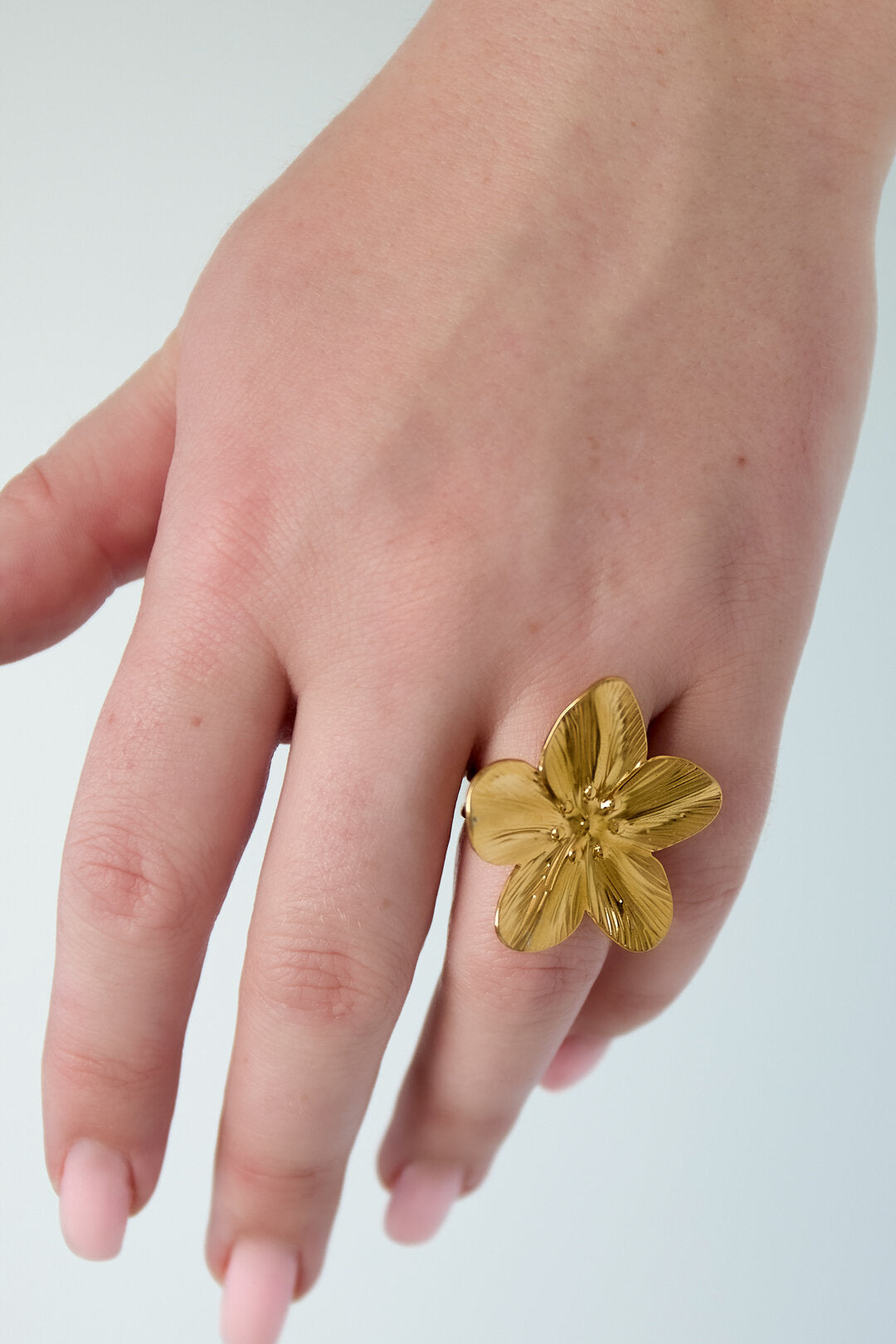 Elegant Statement Ring in Silver and Gold Tones