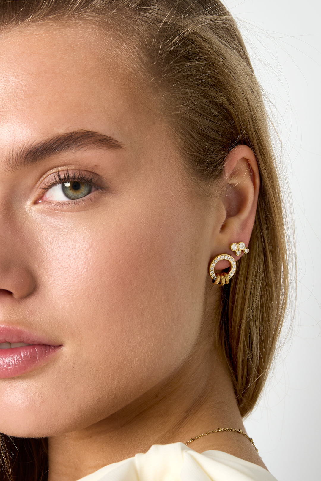 Earrings with round stones