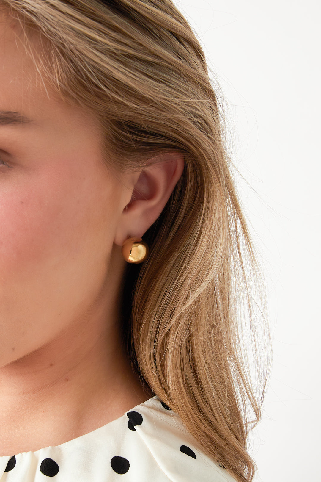 Striking spherical earrings