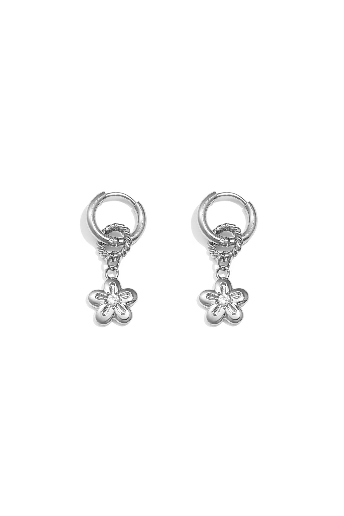 Earrings with a dangling daisy
