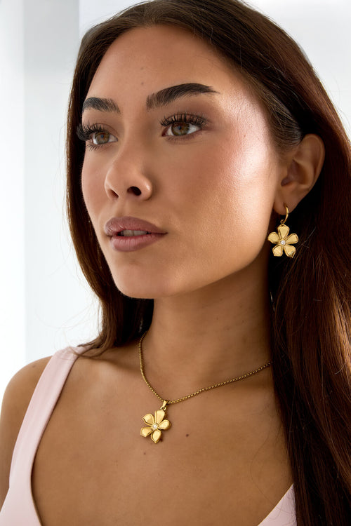 Elegant Gold-Color Flower Pendant Necklace for Everyday Wear