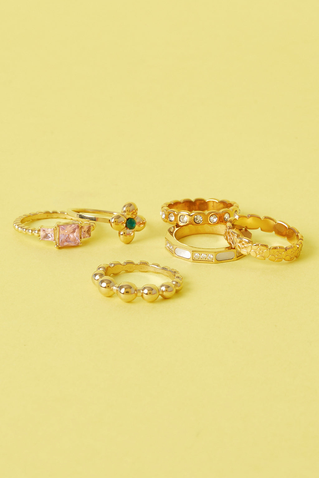 Statement ring with clover and stone