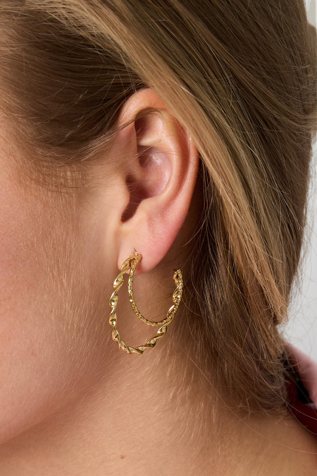 Double hoop earrings with twisted effect