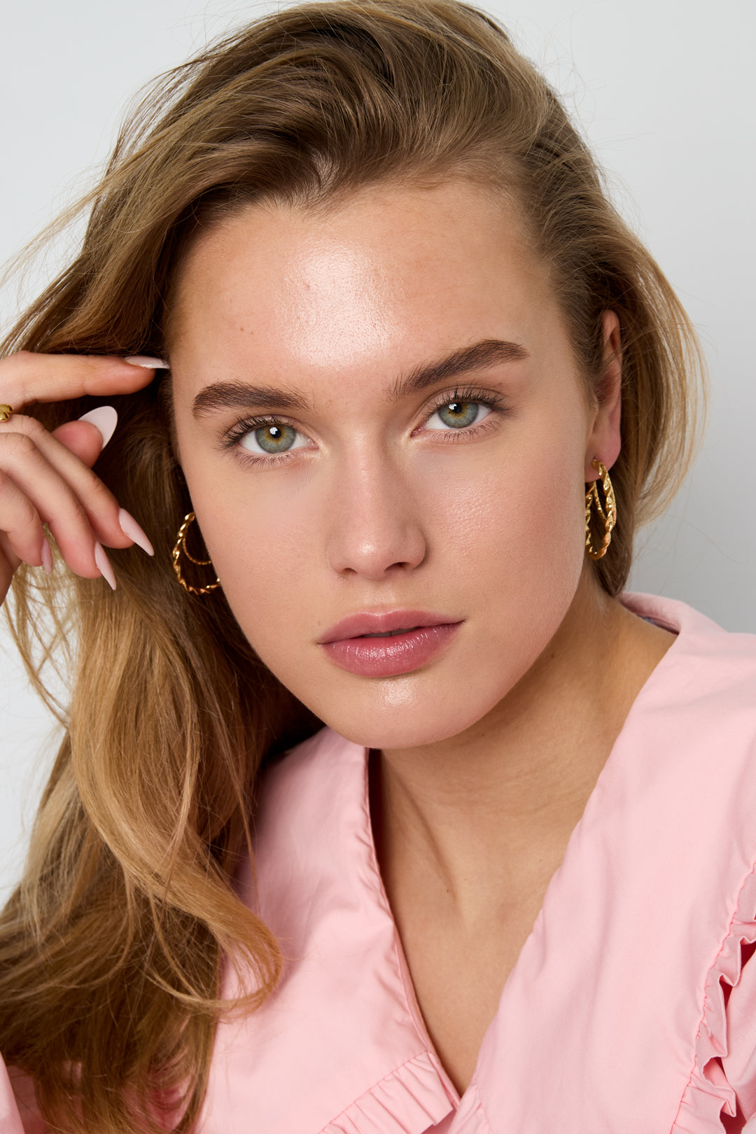 Double hoop earrings with twisted effect