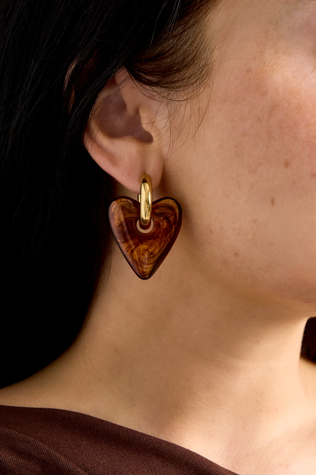 Earrings with heart-shaped resin pendant in a tortoise look